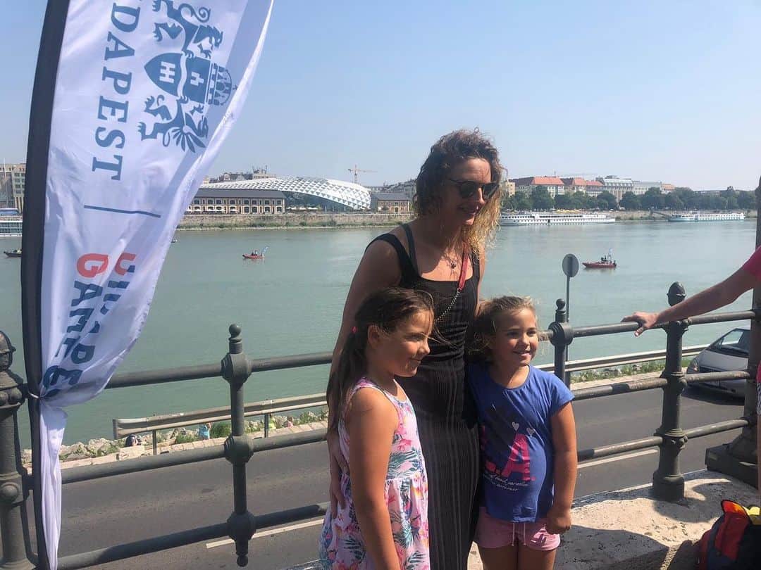 カティンカ・ホッスーさんのインスタグラム写真 - (カティンカ・ホッスーInstagram)「Egyszer nekem is át kell már úsznom a Dunát, bár én tartok a nyíltviztől egy picit, félelmetes, hogy nem látni a Duna alját :) Ma a Budapest Urban Games-en jártam és találkoztam egy pár lelkes Duna-átúszóval, le a kalappal előttük!  #bug2019 #hasznaldavarost #mozduljbudapest」8月31日 22時53分 - hosszukatinka