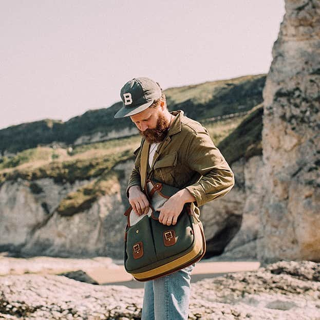 ジョンチャップマンさんのインスタグラム写真 - (ジョンチャップマンInstagram)「Adam Marelli x Chapman Bag now featured on @financialtimes @adammarelli @permanentstylelondon #camerabag #madeinengland #handcrafted #workshop #photography #photographer #photoshoot #financialtimes #review #bagreview #britishmade #styleinspo #leica」8月31日 23時03分 - chapmanbags