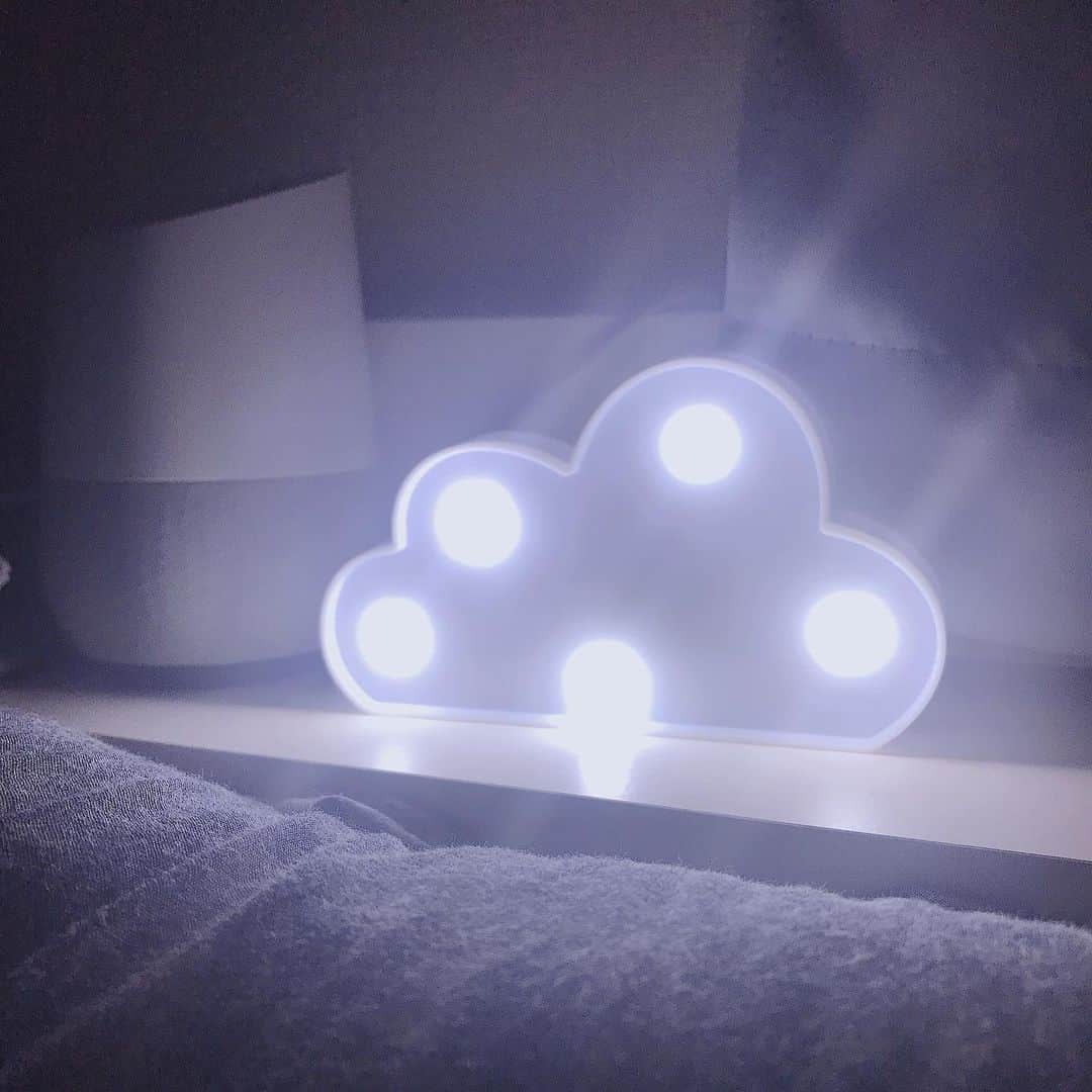 三田麻央のインスタグラム：「枕元のライト☁️100均すごい☁️」