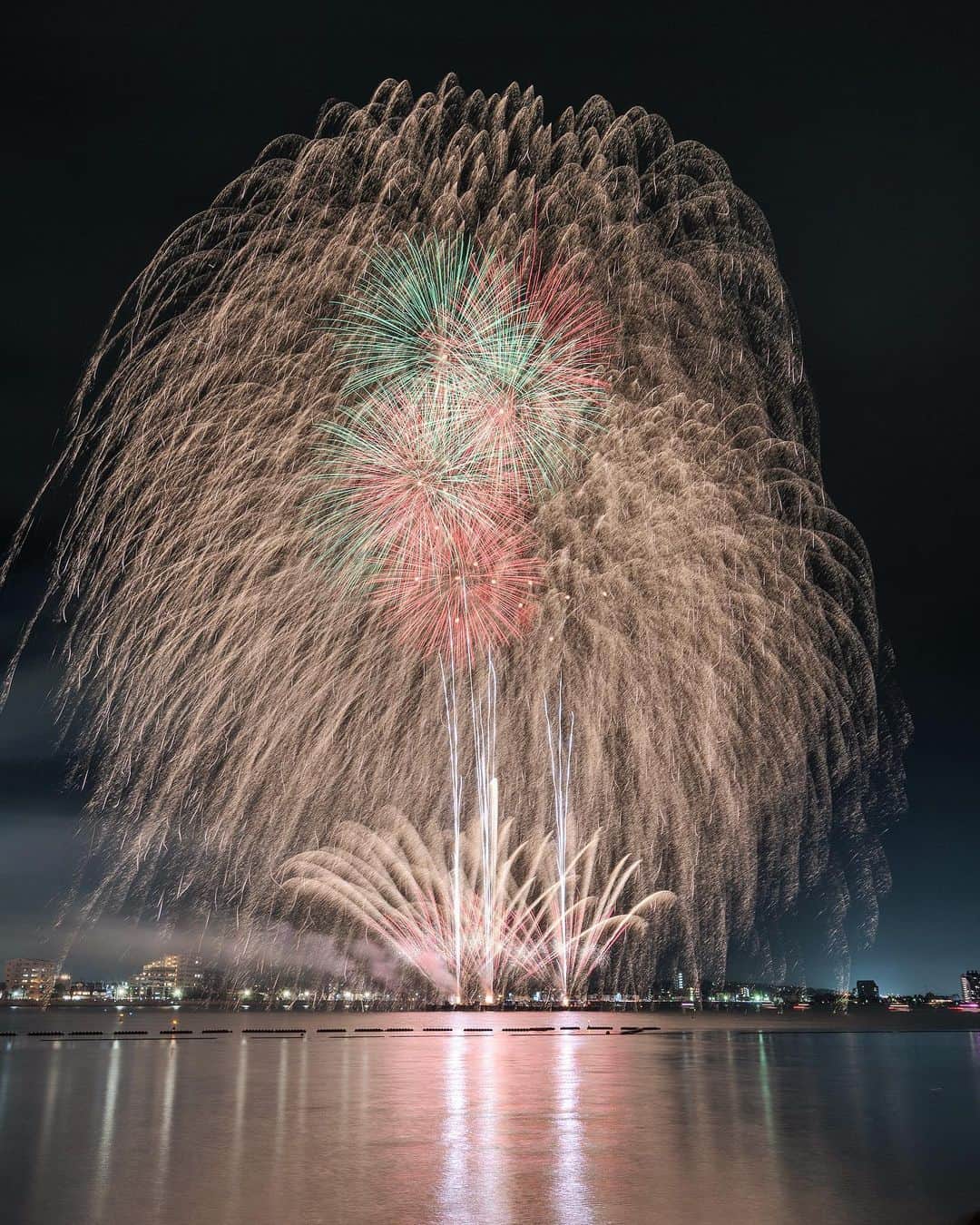 Asuka（明日香）さんのインスタグラム写真 - (Asuka（明日香）Instagram)「*﻿ *﻿ End of summer﻿ *﻿ *﻿ 時折、雨が降る中 新舞子の花火へ。﻿ 小規模ながら、間近で花火が楽しめました(*^_^*)﻿ 2019.08.31﻿ *﻿ *﻿ #新舞子ビーチフェスティバル﻿ #新舞子マリンパーク﻿ #ブルーサンビーチ #花火﻿ #新舞子﻿ #fireworks﻿ #nightphotography ﻿ #nightview ﻿ #reallyrightstuff﻿ #fstopgear﻿ #SonyAlpha ﻿ #BeAlpha﻿ #SonyImages﻿ #yourshotphotographer﻿ #sony﻿ #α7RIII﻿ #α7R3﻿ ﻿」8月31日 23時00分 - _asuka_asuka_