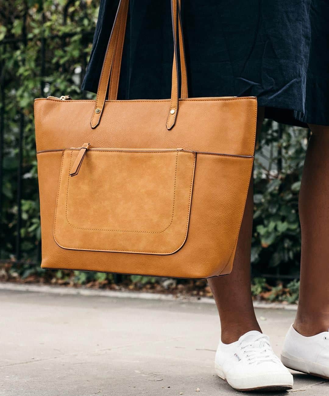 アクセサライズのインスタグラム：「The one-bag-does-it-all wonder! Our must-have Emily tote is versatile and practical yet effortlessly stylish. Perfect for school, work or uni; it will fit your laptop easily. Available in other colours. Ochre: 🔍 - 79060302000  Tap the link in our bio to shop. 📷: @laurennicolefk / @tomjoyphoto #Accessorize #Accessorizer」