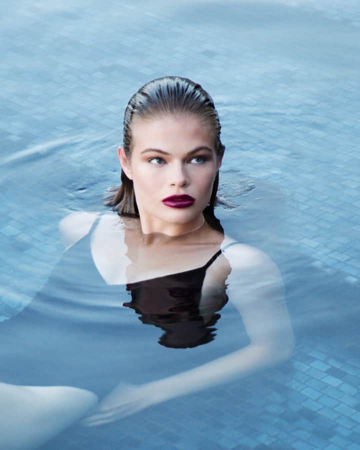 Smashboxのインスタグラム：「Lipstick's waterproof. Only getting out of the pool for the 🌭 #labordayweekend」