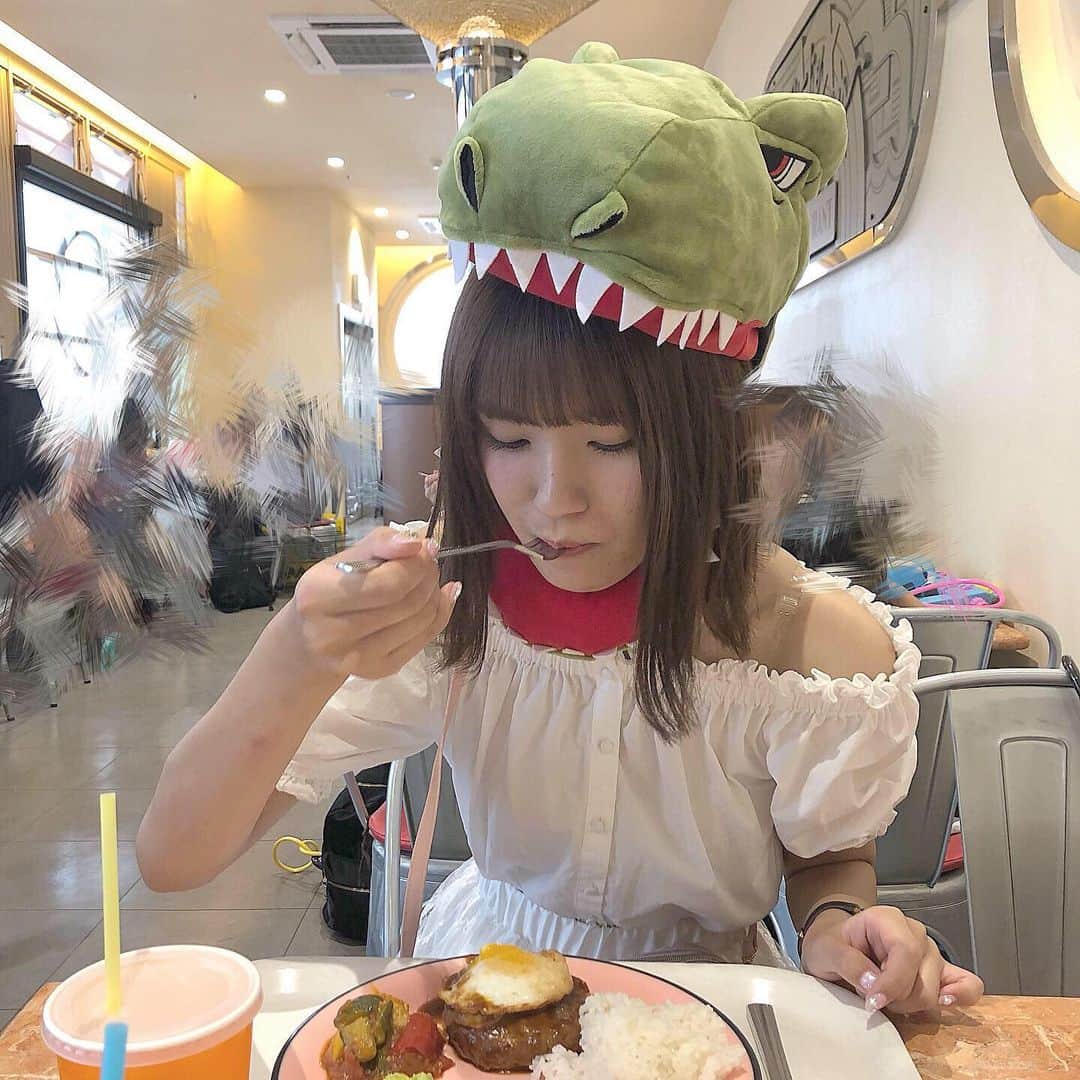 中野愛理さんのインスタグラム写真 - (中野愛理Instagram)「/ 𝐔𝐒𝐉ㅤㅤㅤㅤㅤㅤㅤㅤㅤㅤㅤㅤ ㅤㅤㅤㅤㅤㅤㅤㅤㅤㅤㅤㅤ ご飯食べるとどんどん左に 傾いていく恐竜…🦖💭🌀 ハンバーグおいしかった‪❤︎ ㅤㅤㅤㅤㅤㅤㅤㅤㅤㅤㅤㅤ #usj #lunch #ジュラシックパーク  ㅤㅤㅤㅤㅤㅤㅤㅤㅤㅤㅤㅤ」8月31日 23時02分 - airi_nakano_