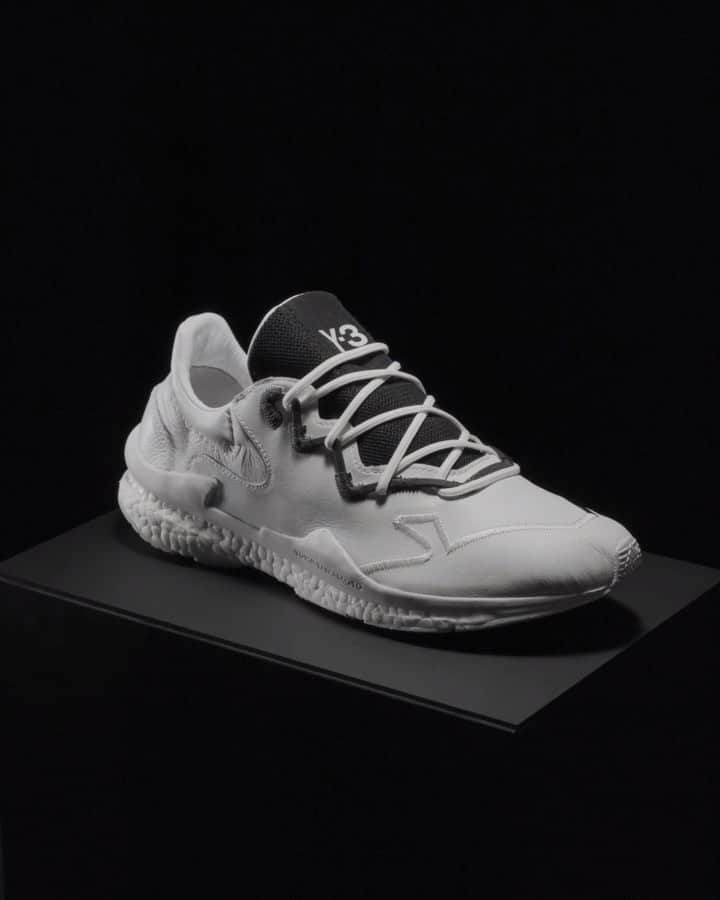 ワイスリーのインスタグラム：「Y-3 ADIZERO RUNNER. ​Y-3 Fall Winter 2019. ​--- ​#adidas #Y3 #YohjiYamamoto #ADIZERO​ Discover the collection at Y-3.com」