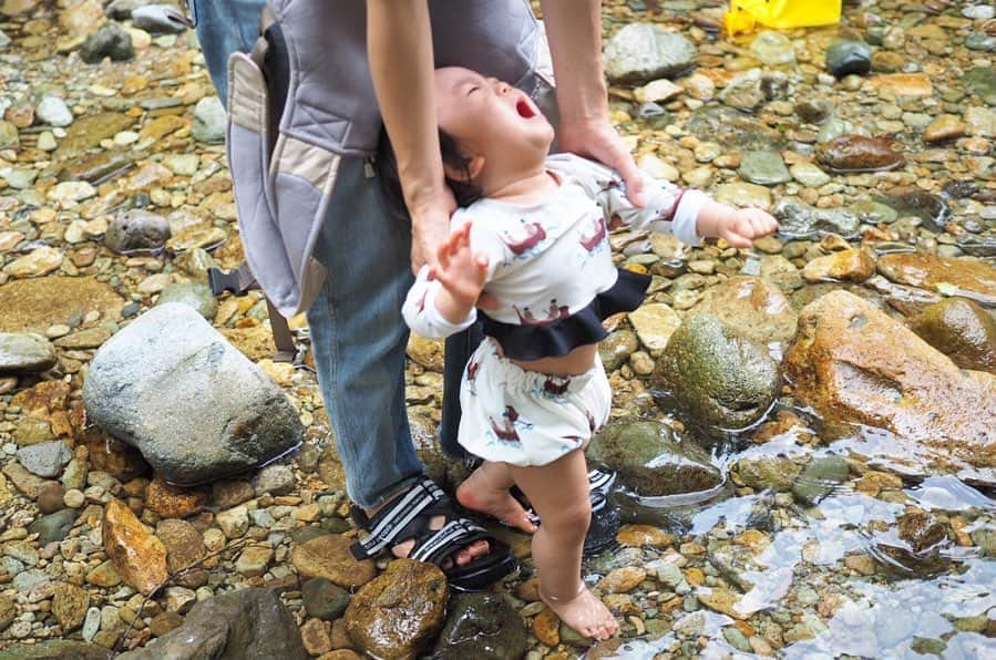 HALCALIのインスタグラム：「夏の思い出🌞むすめを連れてはじめてのキャンプ⛺️子供いっぱいでワイワイ楽しかった〜☺️車での移動再長距離だったからあの手この手でチャイルドシートに座らせるのが一番大変だった😇長閑な自然の中で上手になってきたあんよをいーっぱいして楽しそうだった☺️少しガタついた道のおかげで親子3人手繋ぎ散歩ができたのが何気に一番嬉しかったりした🤤綺麗な川で水遊び〜って思ったら冷たすぎてギャン泣きだったけど😂色々経験させてあげたいなー🐥それにしてもホント色んな顔するな😂 #1歳1カ月  #2019_summer #camp」