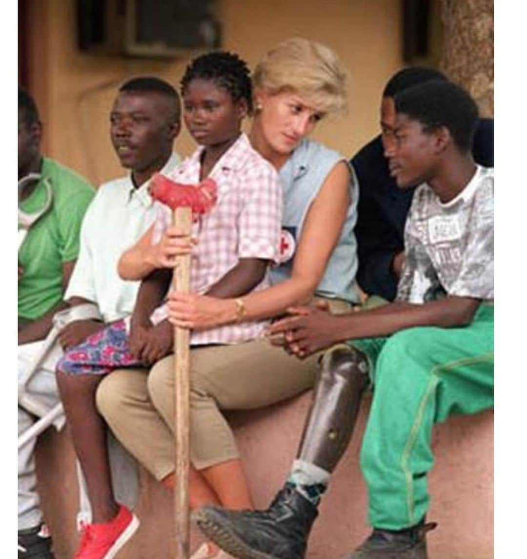 カリーヌ・ロワトフェルドのインスタグラム：「Princess Diana: princess of heart! Forever❤️❤️❤️( here, in Angola, she was an anti mine land activist)❤️❤️❤️ . She died 31st of August 1997 in paris 💔💔💔」