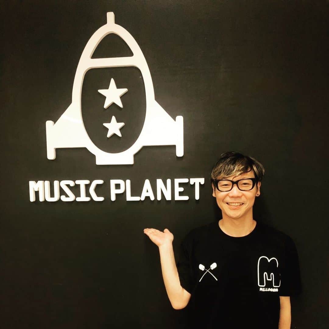 のインスタグラム：「本日はMUSIC PLANETでオーディション審査してきたよ全国から歌と音楽を愛する人が沢山集まってそれぞれ個性的で凄かった‼️オッさんなりにこうすればもっと良くなるのではを少々アドバイスさせて貰ったよ自分も含めてだけどミュージック・ラヴァーがもっと増えて誰でも気軽に自分なりの音楽を奏で易い環境になると良いよね😊🎶✨ #MusicPlanet #Lets #Stay #Singing #Forever #and #StayPunkForever #with #TheStarbems」
