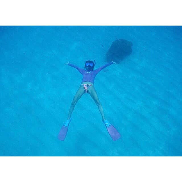 のインスタグラム：「↩︎↩︎↩︎↩︎↩︎✖︎5📸 I want to continue diving in my favorite ocean. Because of that, There are many things we need to do. There are a few things we can do to protect nature, such as reducing waste and using eco-friendly products. #loveearth #lovesea #foreverlove  #ootdfashion  #seastyle @roxy  @billabong  @cocoloa_diving2009  @gull_diving1955」