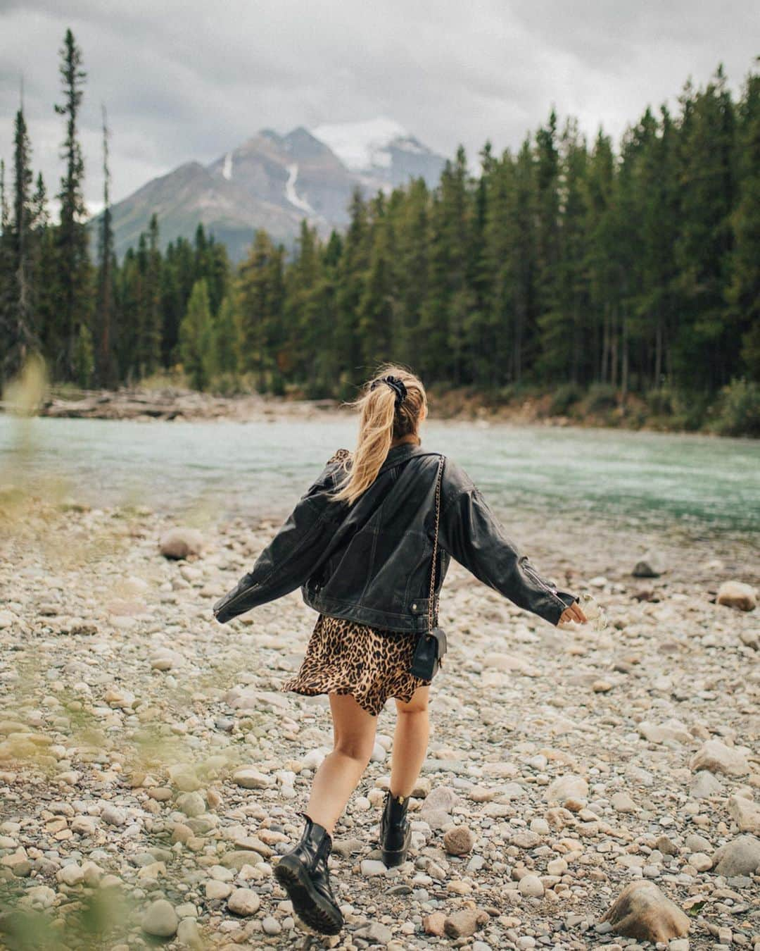 アレクサ・ロジーさんのインスタグラム写真 - (アレクサ・ロジーInstagram)「nothing beats getting to hang out in places that look like postcards with @blackprints 🐻🌲🇨🇦 @revolve #revolvearoundtheworld」8月31日 23時17分 - alexalosey