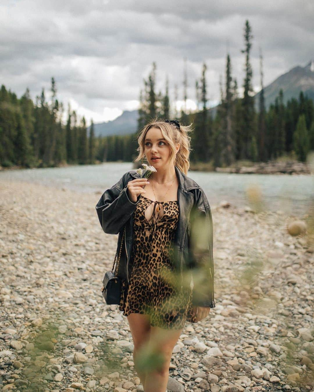 アレクサ・ロジーさんのインスタグラム写真 - (アレクサ・ロジーInstagram)「nothing beats getting to hang out in places that look like postcards with @blackprints 🐻🌲🇨🇦 @revolve #revolvearoundtheworld」8月31日 23時17分 - alexalosey