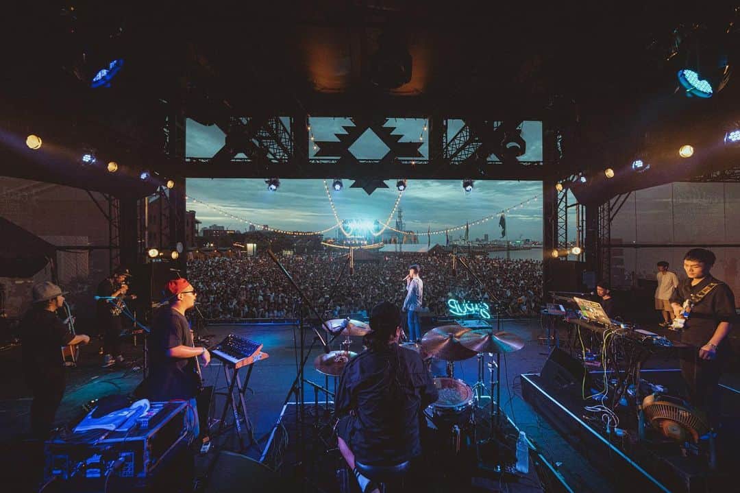 SIRUPのインスタグラム：「Thank you 💜@localgreenfestival . 📸 @leoyoulagi  夕方から夜になるロケーションで気持ちいい風を感じながら歌えて最高でした🌅今日も最高のチームとオーディエンスに感謝です。 . #localgreenfestival #SIRUP」