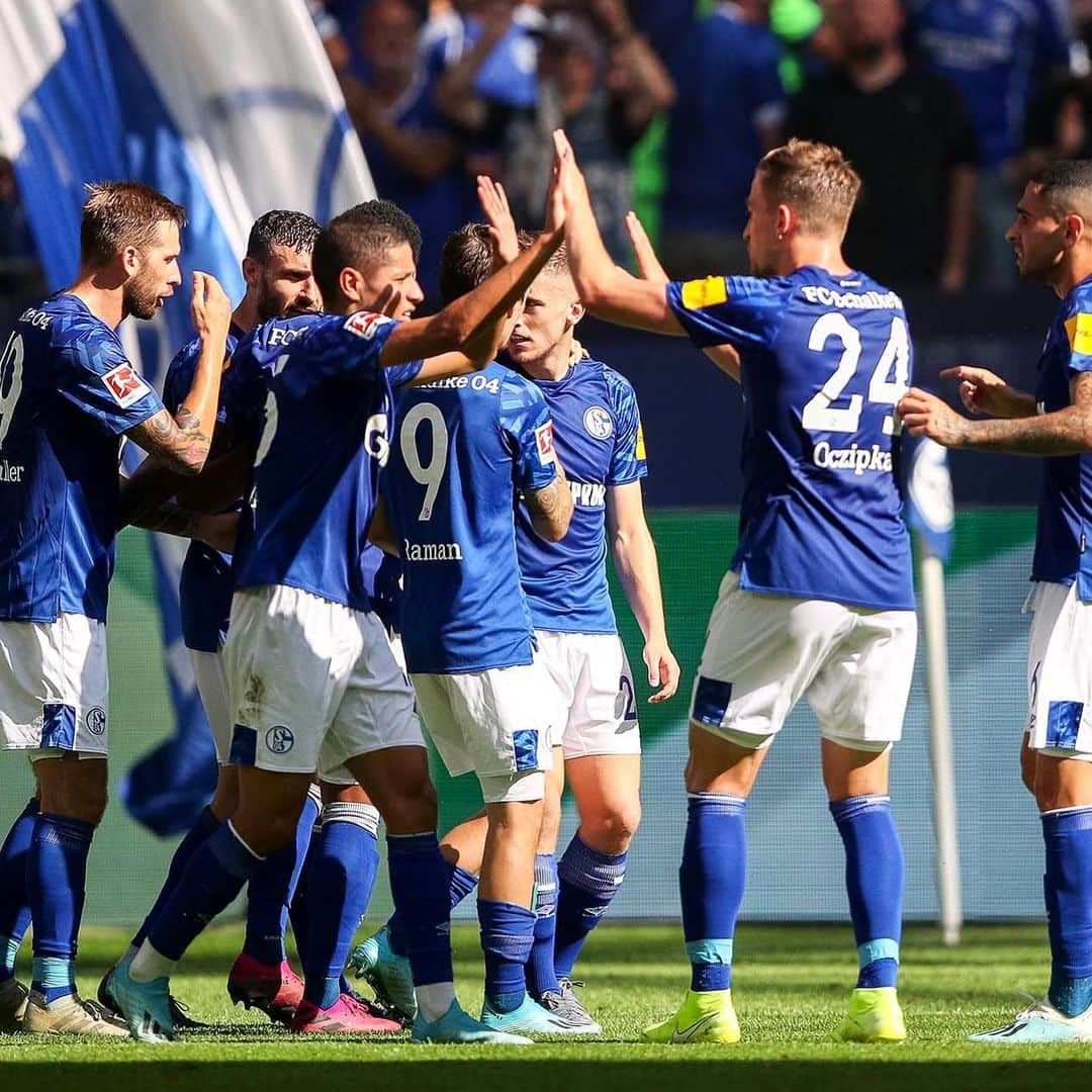 シャルケ04さんのインスタグラム写真 - (シャルケ04Instagram)「Endlich Jubelfotos❗️😍🙌🏽 Halbzeit-Führung 👍🏽 . . Finally❗️😍🙌🏽 We‘re leading at the break 👍🏽 . . #S04BSC #Schalke #S04 #Matchday #Football #Soccer #Bundesliga #Knappen #WirLebenDich #🔵⚪️」8月31日 23時18分 - s04