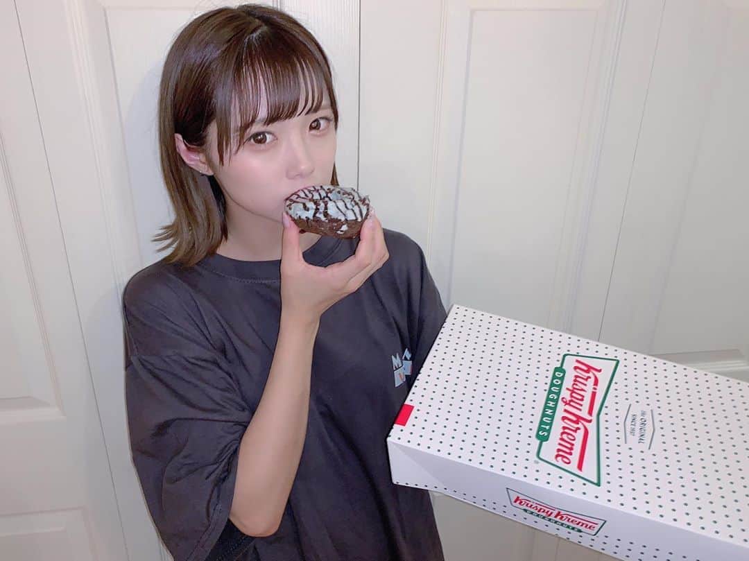 のインスタグラム：「チョコミン党の皆様、見た目以上にちゃんとチョコミントの味したよ、🍩チョコミント味！ . . tshirt→ @noa___official . . #ソルティナッツ#ミントチョコ#チョコミント#チョコミントコーデ#チョコミン党#ドーナツ#チョコミントドーナツ#クリスピークリーム#krispykreme#PR」