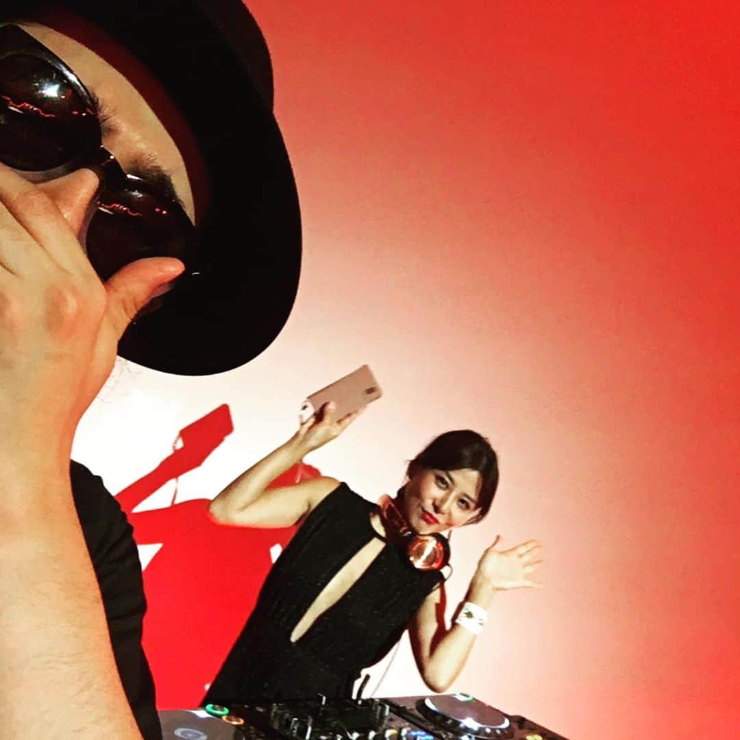 DJ AMIGAのインスタグラム：「素晴らしいデコレーションと、ブツ撮りと、真っ赤な食べ物と真っ赤な飲み物 withマーカスさま。  #astalift #djlife #party #dj #ママdj #femaledj #ママライフ」