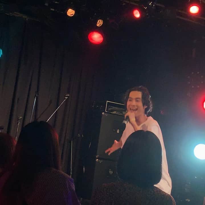 岩義人のインスタグラム：「#横浜GBS 大変暑い中ありがとうございます。 多くのアーティストを観ていただきたく、そして多くの方に岩を観ていただきたく、今回は小刻みに出番を作らせていただきました。その結果、ファンの方にはとても体力使わせてしまったのでは無いかと、ハラハラしております。大丈夫ですか？(スタッフぐったりです。) 暑かったですね。沢山盛り上げてくださいまして本当にありがとうございます！  何か小話でも。 という事で、auのＣＭを見て思い出したことをひとつ。  最近岩さん、ヒトカラしてきたそうです。この #横浜GBS の練習を兼ねてと言っておりましたが、よくよく聞いたら、どなたかのバラードを歌って96点取ったと自慢しておりました。バラードをそろそろ歌いたいのかもしれませんね。  #動画編集が間に合わず取り急ぎな動画をすみません！」