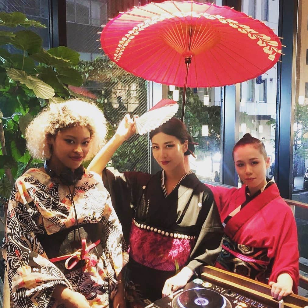 DJ AMIGAのインスタグラム：「実は久しぶりに物凄い二日酔いになってしまったけど、それを忘れるくらい楽しい現場でうっかりまた飲んでしまった。うゎゎん👘💦 いつも楽しい現場をありがとうございます🙌🙌🙌 #tokyocanvas #canvas8  #djochazuke #dj七味 #djわさび #djミョウガ（仮）#djlife」