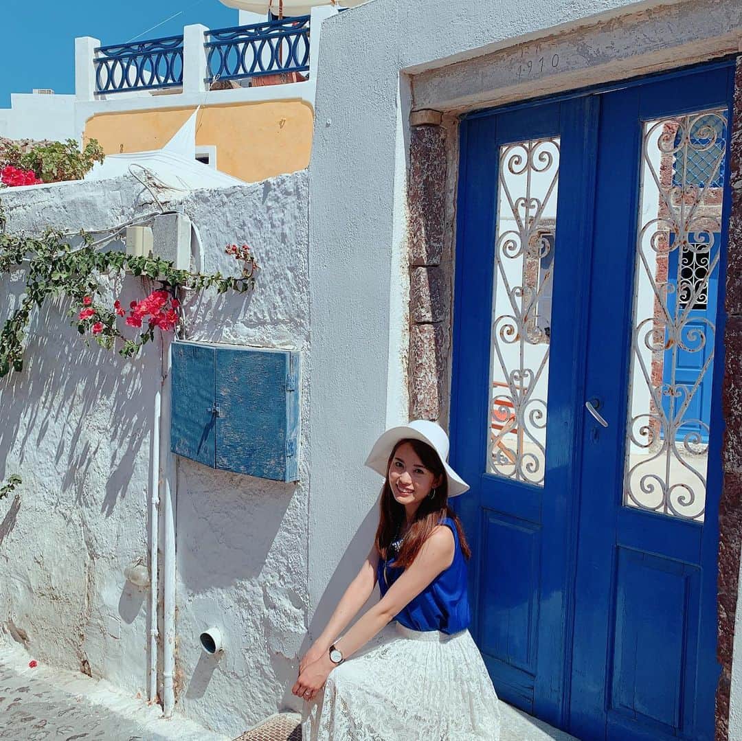早川茉希さんのインスタグラム写真 - (早川茉希Instagram)「【💙Santorini in Greece💙】 ・ いつか行ってみたかった場所の一つ #サントリーニ島 🛳💙 ・ アテネから朝の飛行機で移動し、 一泊でも雰囲気を味わうことができました😍✨ ・ 斜面に広がる白色の建物と 真っ青なエーゲ海は まさに楽園😭✨✨✨ ・ 島内はタクシーがかなり少なく、 中心街の#フィラ  と 夕日スポットの#イラ は、 バスで行き来しました🚌  滑りやすい石畳みや階段も多いので 歩きやすい靴がオススメです😊  いつまでも眺めていられる絶景で 街歩きが楽しい！！ 観光地は夕日スポットの#イア城 と #サントワイナリー へ行きました🍷  #サントリーニ #ギリシャ #世界の絶景 #青と白の世界 #リゾート #もはや懐かしい #ヨーロッパ #ヨーロッパ旅行 #夏休み #タビジョ #旅行好きな人と繋がりたい  #makiヨーロッパ旅行2019」8月31日 23時39分 - maki_hayakawa