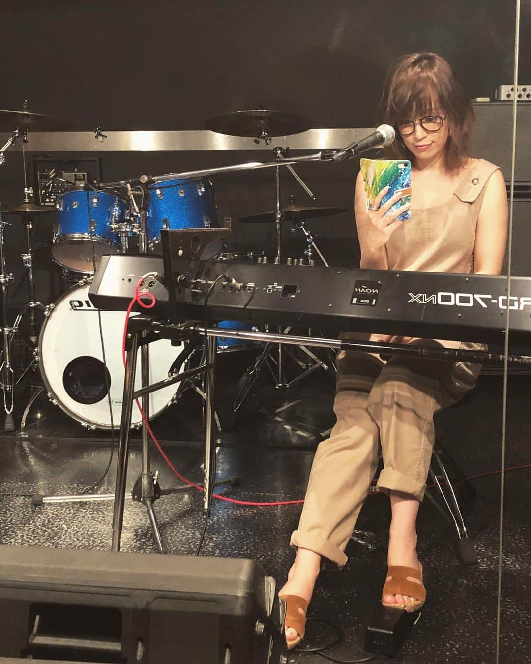 Soweluのインスタグラム：「8月締めの練習してまいりました 音楽って楽しい ずっとそう思いながら歌えた あっという間の3時間だった 喜怒哀楽や時代も飛び越えて新たなわたしを表現するので おたのしみに♡  11/5バースデーライブ来ないと損するわよー👻 ・ ・ #rehersals  #birthdaylive #20191105」