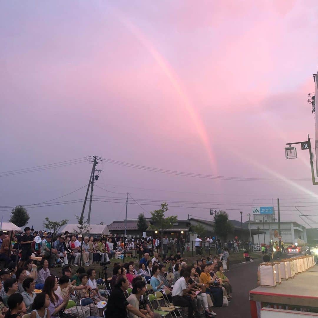 松阪ゆうきのインスタグラム：「虹🌈を久しぶりに見ました。  お祭りに、 キャンペーンに 暑い中お越しくださいました皆様。 ありがとうございました😊  みやま川まつり 出演の皆様と実行委員の方々。  そして、 キャンペーンさせて頂いた、 マスター、ママさん、スタッフの方と❣️ 明日もキャンペーン頑張ります🎤  #松阪ゆうき #虹 #みやま川まつり #岐阜 #山県市 #キャンペーン #令和夢追い太鼓」
