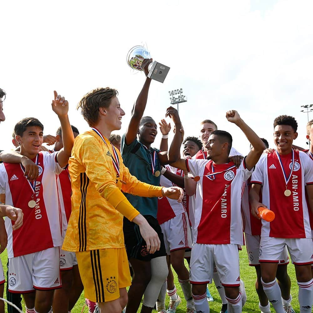 アヤックス・アムステルダムさんのインスタグラム写真 - (アヤックス・アムステルダムInstagram)「Supercup & mini-Klassieker are ours! 😍🏆 #AjaxO19 vs Feyenoord O19 👉 4-1 #ajafey」8月31日 23時54分 - afcajax