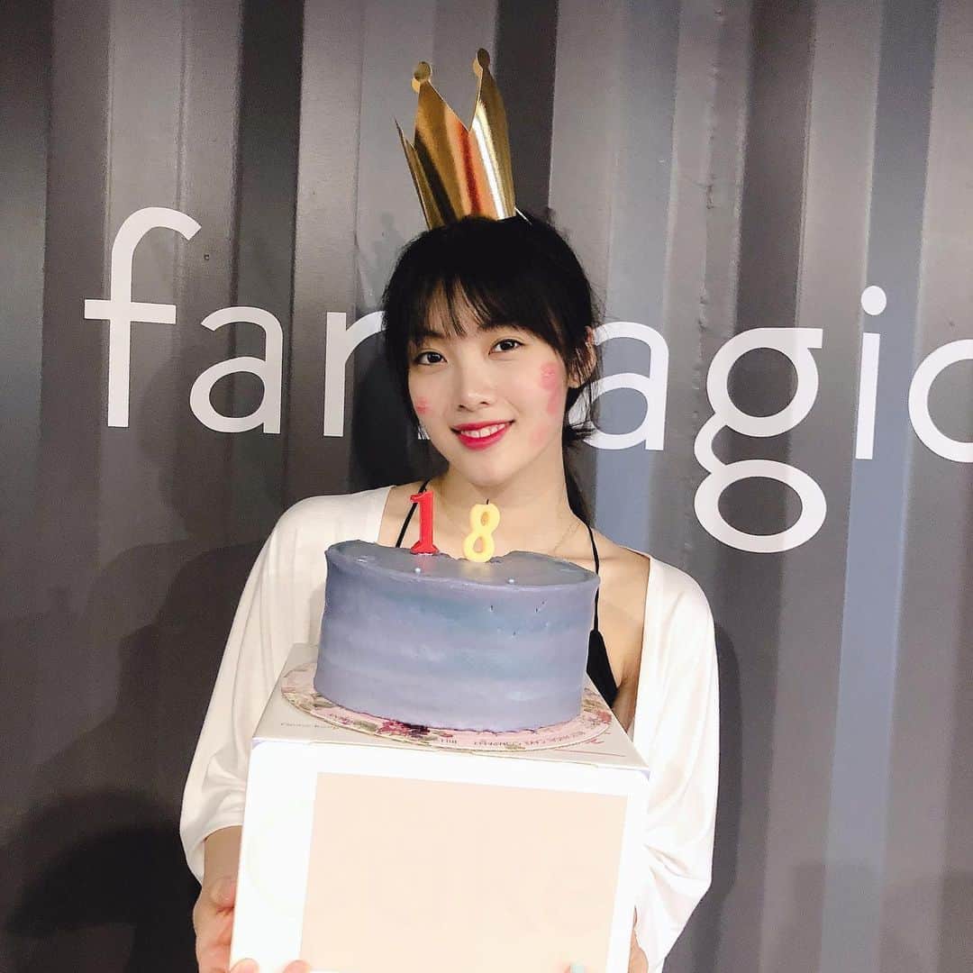 Weki Mekiのインスタグラム：「[#윜밐스탭시선] . 막냉이 루시 생일 축하해요🎂🎉❤️ 든든한 막내 루시, 행복한 생일이 되었기를! 앞으로 더 행복하기를!🧡 태어나줘서, 위키미키의 막내로 함께해줘서 고마워요💛 . #위키미키 #WekiMeki #루시 #Lucy #햅삐루시데이 #위키미키의_막내라서_고마워 #루시라서_고마워」
