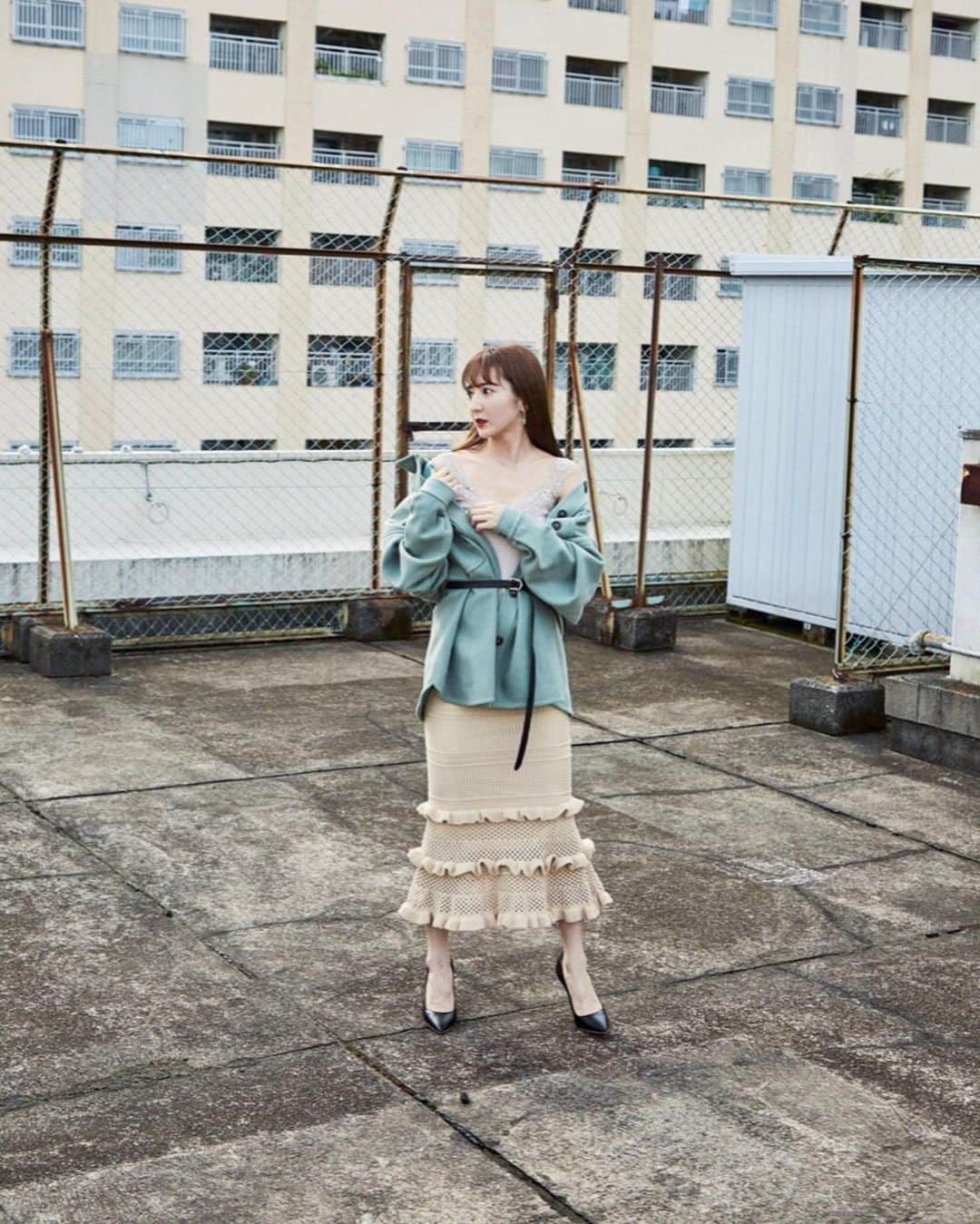 平木愛美のインスタグラム：「@eclin_official 🌜💙 フリルがあると、やっぱり少し女性らしくなって。可愛いよね☺︎ 大きめなオーバーサイズなアウターの中はちらっとレースで。  とっても好きなコーデでした♡  #shooting #ootd #aw #eclin」