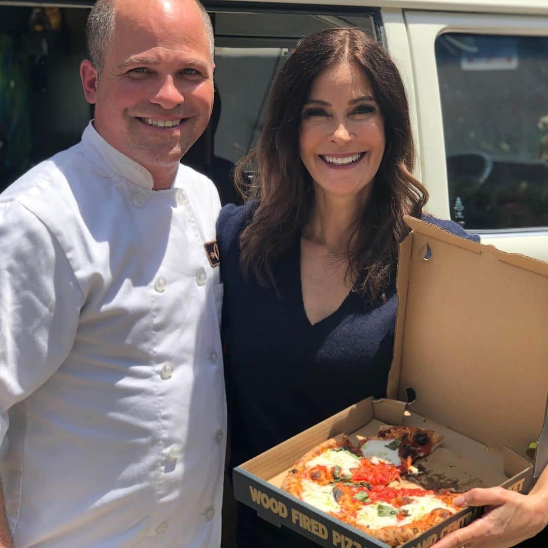 テリー・ハッチャーさんのインスタグラム写真 - (テリー・ハッチャーInstagram)「In this episode of #vantherapy join me as Chef Brad Kent from @oliogcm and I discuss his delicious pizza but even more importantly see his example of finding what you are passionate about and then focusing to be an expert in it! Who wouldn’t want to be an expert in pizza?! Link in bio」9月1日 0時05分 - officialterihatcher