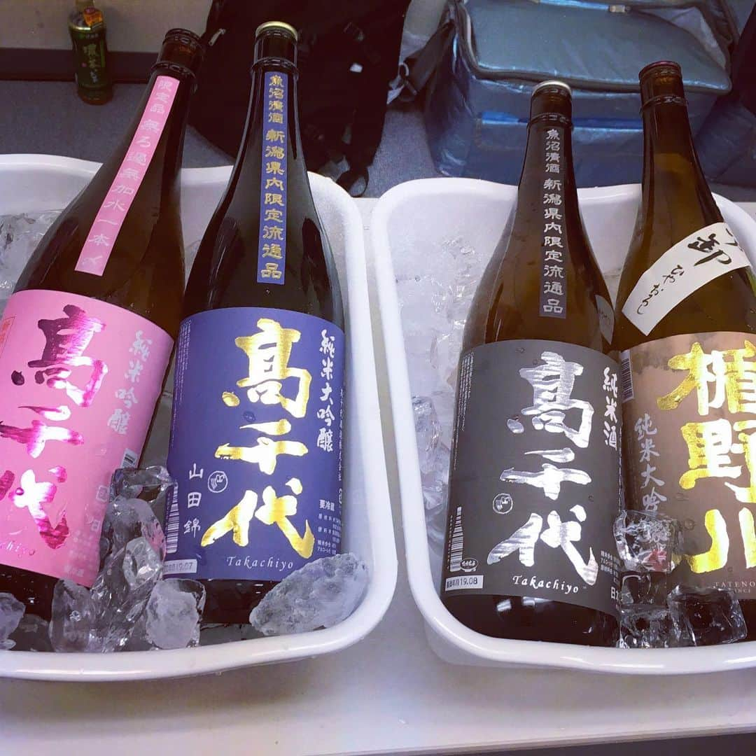 大湯みほさんのインスタグラム写真 - (大湯みほInstagram)「……… 本日のイベントは、日本全国✨20の酒蔵✨の日本酒🍶が飲み比べできるという内容でしたが(^^)🖐 ・ ぬか漬け×日本酒🍶どの風味や香りが一番ベストなのか✨ 色々試飲しながら、各酒蔵さんに説明をしていただけたので、私もとてもお勉強になりました！！ ・ 今回は普段のイベントよりも、お酒のあてに🍶…ということも考慮して、少し塩っ気や酸味をきかせて漬けてみたのですが…皆さま美味しかったです！✨と直接感想を伝えにきてくれたり、非常に喜んでいただける様子が目の前でみれて、とてもステキな経験をさせていただきました＾＾ ・ お声がけしていただきました、大門日本酒大宴会🍶主催・和酒barクリフ さんに心より感謝です☺️ ・ これからも、同じ原料✨お米✨からできている✨発酵文化✨の賜物でもある、ぬか漬け×日本酒🍶の相性、もっと色々とお勉強したいと思います❗️ ・ #日本酒 #大門日本酒大宴会 #浜松町 #イベント #酒蔵 #20蔵 #ぬか漬け #糠漬け #発酵  #腸活レシピ　#菌活生活  #腸内環境 #ぬか漬けとお酒の相性  #マリアージュ #ぬか漬けマイスター #大湯みほ」8月31日 23時57分 - nukazukemiho0320