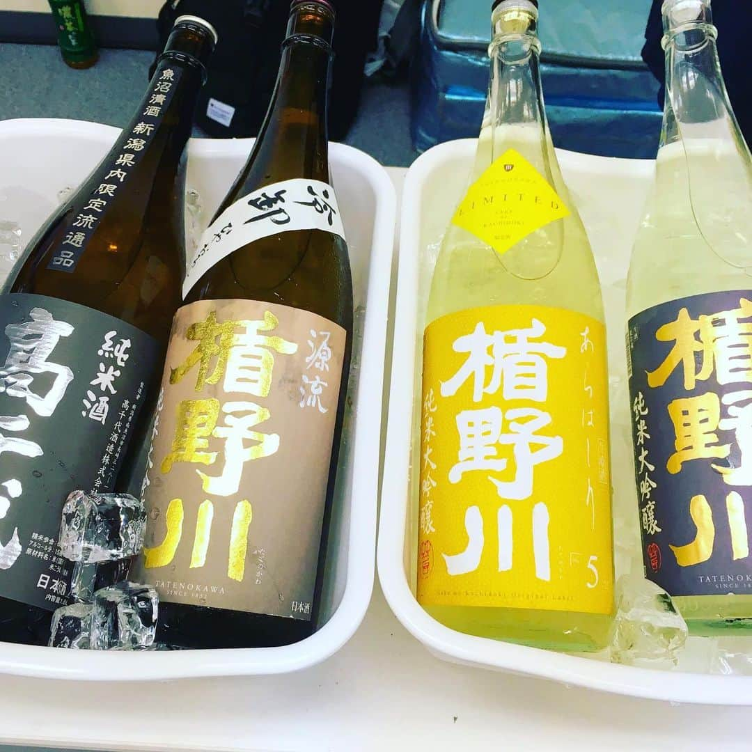 大湯みほさんのインスタグラム写真 - (大湯みほInstagram)「……… 本日のイベントは、日本全国✨20の酒蔵✨の日本酒🍶が飲み比べできるという内容でしたが(^^)🖐 ・ ぬか漬け×日本酒🍶どの風味や香りが一番ベストなのか✨ 色々試飲しながら、各酒蔵さんに説明をしていただけたので、私もとてもお勉強になりました！！ ・ 今回は普段のイベントよりも、お酒のあてに🍶…ということも考慮して、少し塩っ気や酸味をきかせて漬けてみたのですが…皆さま美味しかったです！✨と直接感想を伝えにきてくれたり、非常に喜んでいただける様子が目の前でみれて、とてもステキな経験をさせていただきました＾＾ ・ お声がけしていただきました、大門日本酒大宴会🍶主催・和酒barクリフ さんに心より感謝です☺️ ・ これからも、同じ原料✨お米✨からできている✨発酵文化✨の賜物でもある、ぬか漬け×日本酒🍶の相性、もっと色々とお勉強したいと思います❗️ ・ #日本酒 #大門日本酒大宴会 #浜松町 #イベント #酒蔵 #20蔵 #ぬか漬け #糠漬け #発酵  #腸活レシピ　#菌活生活  #腸内環境 #ぬか漬けとお酒の相性  #マリアージュ #ぬか漬けマイスター #大湯みほ」8月31日 23時57分 - nukazukemiho0320