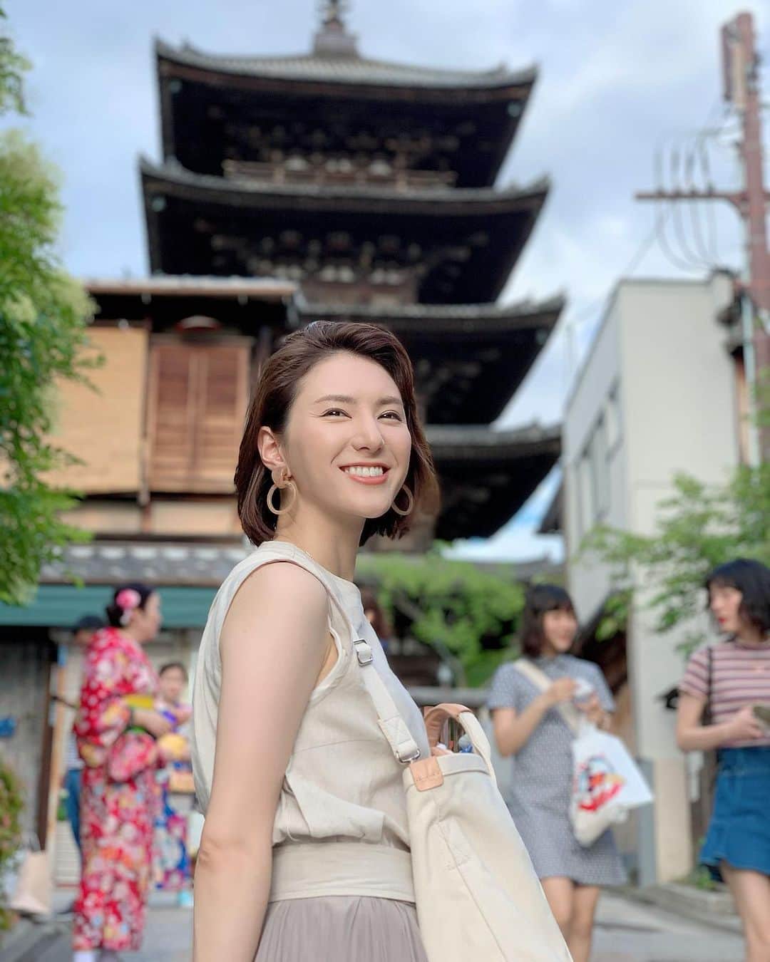 白井ゆかりさんのインスタグラム写真 - (白井ゆかりInstagram)「夏の振り返り〜ラスト！ 京都旅行✨ 久々の京都は懐かしい場所や旬な食材をいただく旅となりました〜 八坂の塔や清水寺、大好きなハモ料理や、大きなナス、大好きな焦がし醤油ラーメンにうなぎ！！ お気に入りのカフェにもいけて、楽しかったなぁ。 しかし、この夏は美味しいものをたくさんいただけて、元気元気に過ごせた気がします👌 今日で8月も終わりますが、9月からは秋の味覚を求めて旅しようと思います！！ #京都 #京都旅行 #清水寺 #八坂神社 #八坂の塔 #南禅寺 #銀閣寺 #哲学の道 #いかりや食堂 #五行 #ハモ料理 #ハモ大好き #京都にいったら、庭園で絶対苔を愛でる！ミッション完了！！笑」9月1日 0時01分 - yukari_shirai625