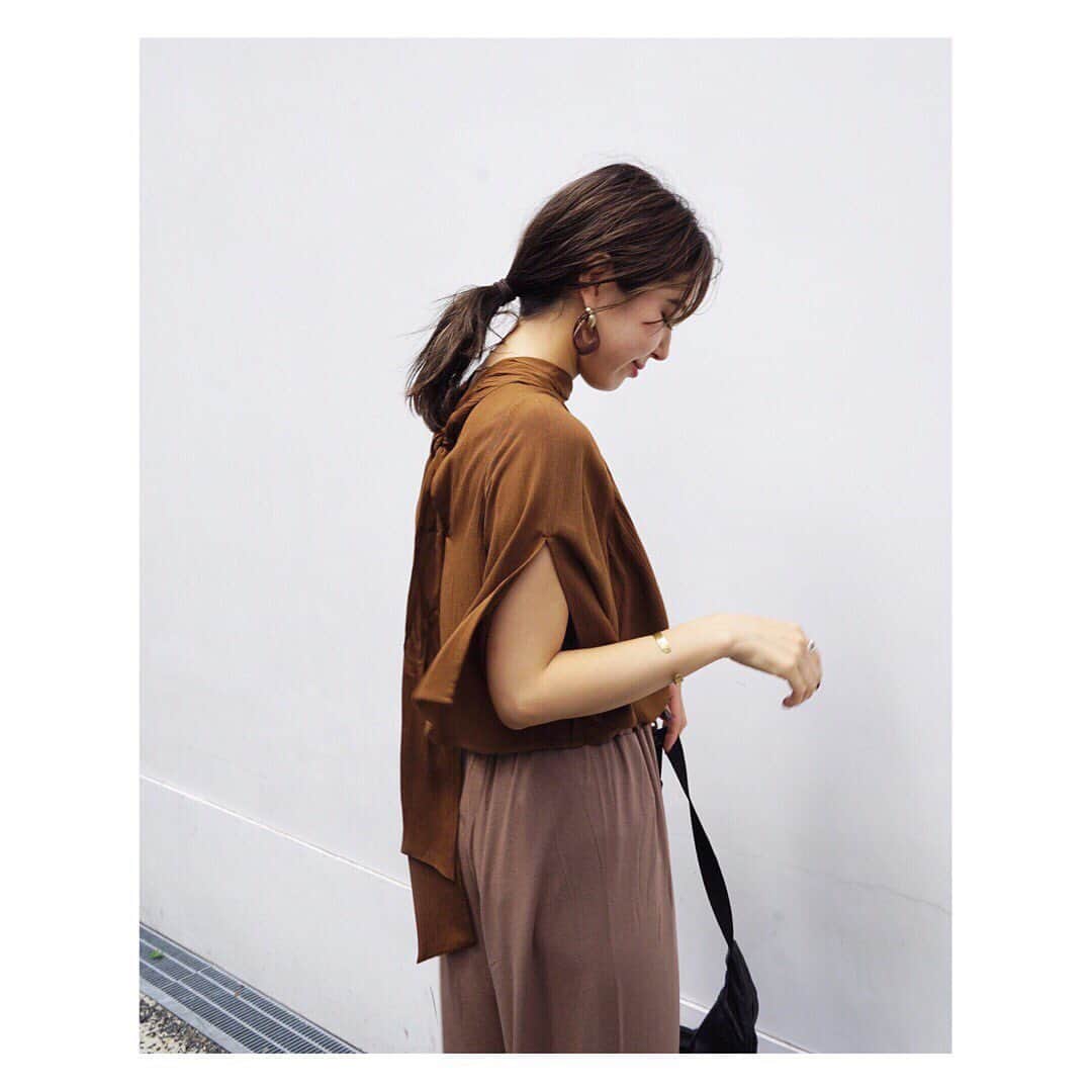 ETRÉ TOKYO ストアさんのインスタグラム写真 - (ETRÉ TOKYO ストアInstagram)「@etretokyo﻿ ﻿ Staff：ルクア大阪店 ﻿ Kazuha 155㎝ 【 @_z.u_ 】 ﻿ ﻿ #スカーフカラーブラウス ￥16,000 + TAX 着用：BROWN  楊柳生地を使用した肌触りの良いブラウスは、スカーフカラーや袖のスリットで女性らしく落とし込みました。 Kazuha着用のBROWNは1枚で秋の雰囲気を取り入れられるカラーです。 スカーフは一つ結びにすることで甘さを控えられたスタイルに。  #etretokyo#etre#fashion#ootd#outfit#coordinate#mineby3mootd#casual#etretokyoshinjuku #etretokyoosaka  #エトレ#エトレトウキョウ#コーディネート #シンプルコーデ#大人コーデ#大人カジュアル #LUCUA#ルミネ新宿」9月1日 0時02分 - etretokyo_store