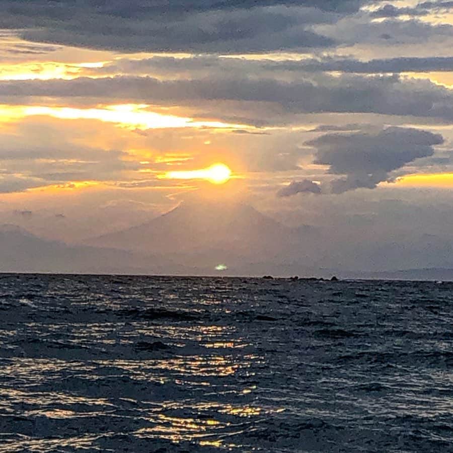 Hiroe Hiranoさんのインスタグラム写真 - (Hiroe HiranoInstagram)「2019.8/31 葉山 海の家の最終日。 サンセットを見に、近所のビーチへお散歩🌞 裸足で渚を歩くいつものルーティーン👣 . ちょうど富士山が見えて、頂点に太陽が出てきて。 、、、もう拝みましたよね🙏 夏は富士山が見えにくいのです。 . 今年の８月は人生において、 忘れられない月になりました💫 新たなチャプターが始まりまして📖 . 採れたて野菜たっぷりのご飯作って、 映画みて🎬🛁🧘‍♂️🌱 お風呂入ってリラックスヨガして。 明日の朝は起きたら、仕事前に海に泳ぎに行こう🏖 . 仕事もやることもちろん沢山ありますが、 しっかりメリとハリをしっかり分けて。 今の私にとって、こういう時間が最高💚 今日も良き日だった！ . #hayama #lifestyle  #海のある生活 #葉山ライフ #夏休み #summer #wellbeing #happiness #ウェルビーイング #ハピネス #葉山の夏 #来年の夏はどこで過ごそうか✨ #hiroecali #アーシング #earthing #detox #デトックス #mtfuji #fujisan #富士山 #japan #日本」9月1日 0時13分 - hiroe_hirano