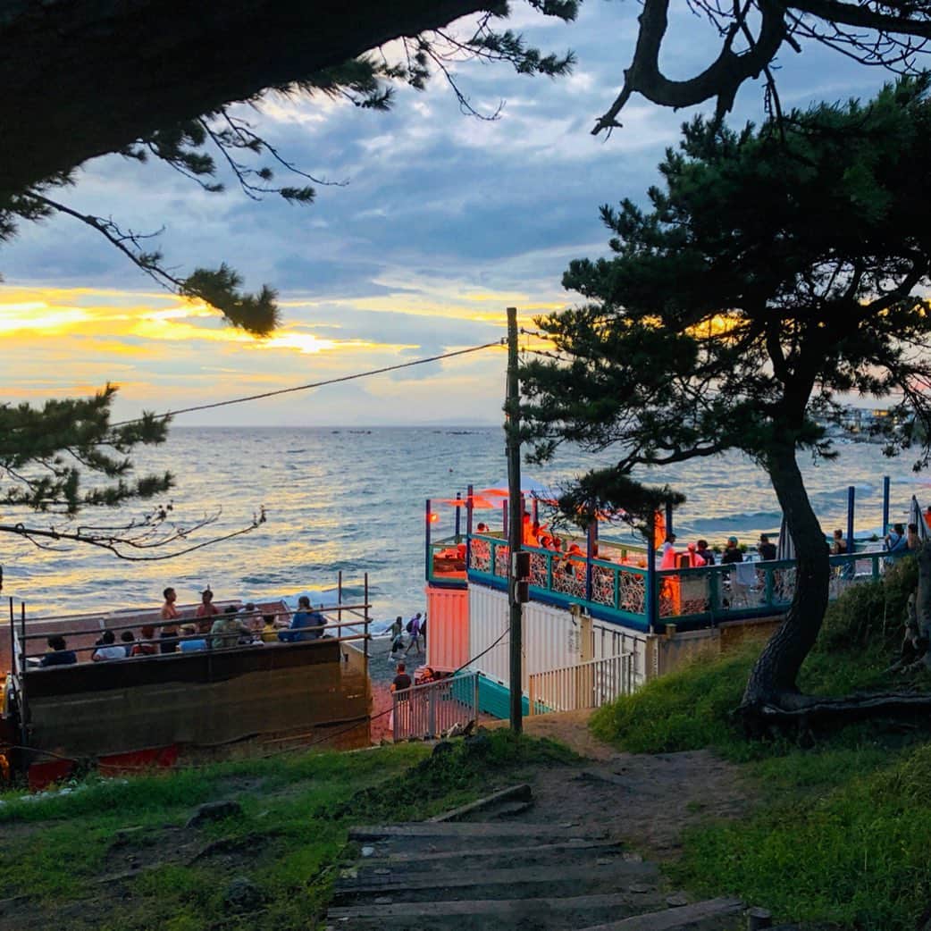 Hiroe Hiranoさんのインスタグラム写真 - (Hiroe HiranoInstagram)「2019.8/31 葉山 海の家の最終日。 サンセットを見に、近所のビーチへお散歩🌞 裸足で渚を歩くいつものルーティーン👣 . ちょうど富士山が見えて、頂点に太陽が出てきて。 、、、もう拝みましたよね🙏 夏は富士山が見えにくいのです。 . 今年の８月は人生において、 忘れられない月になりました💫 新たなチャプターが始まりまして📖 . 採れたて野菜たっぷりのご飯作って、 映画みて🎬🛁🧘‍♂️🌱 お風呂入ってリラックスヨガして。 明日の朝は起きたら、仕事前に海に泳ぎに行こう🏖 . 仕事もやることもちろん沢山ありますが、 しっかりメリとハリをしっかり分けて。 今の私にとって、こういう時間が最高💚 今日も良き日だった！ . #hayama #lifestyle  #海のある生活 #葉山ライフ #夏休み #summer #wellbeing #happiness #ウェルビーイング #ハピネス #葉山の夏 #来年の夏はどこで過ごそうか✨ #hiroecali #アーシング #earthing #detox #デトックス #mtfuji #fujisan #富士山 #japan #日本」9月1日 0時13分 - hiroe_hirano