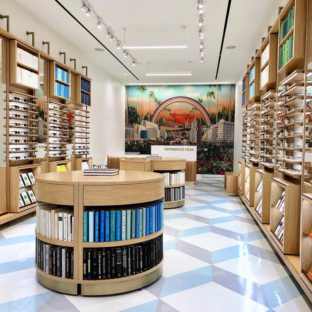 Warby Parkerのインスタグラム：「New store alert, LA: today is the grand opening of our new store in Studio City! We’ll be serving up an exclusive frame 😎, our Keys Wallet Sunglasses pouch with every purchase of sunglasses 🕶, ice cream by @SaltandStraw 🍦, and (of course) our full collection of glasses 🤓—stop by! (📍12182½ Ventura Boulevard, Studio City, California 91604)」