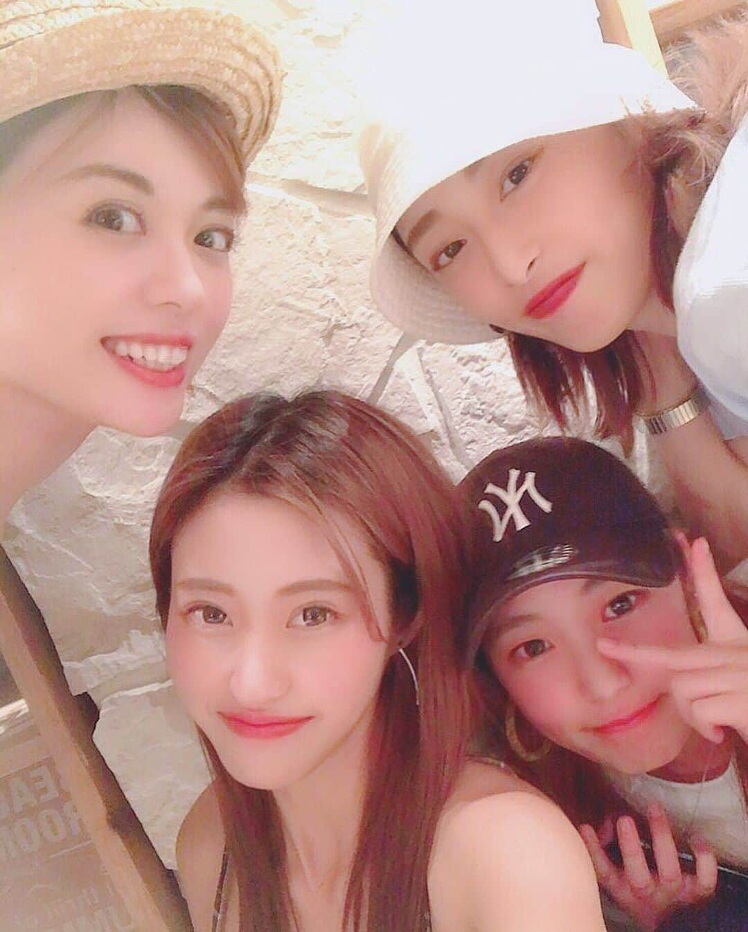 及川愛未さんのインスタグラム写真 - (及川愛未Instagram)「まみちゃん、ちゆきちゃん、同じお店に居合わせただけで仲良くしてくれて ありがとう🥰 今年もありがとう💖夏🌊🌊 #ポートレート  #ポートレートしま専科  #photo  #photography  #lovers_nippon  #photographylovers  #diningbar  #byebyesummer  #写真  #写真好きな人と繋がりたい  #surfing  #surfer  #隼人店長 #beachroom  #portrait  #portraitmodel  #東京カメラ部  #カメラマン募集  #被写体募集  #ファインダー #ファインダー越しの私の世界  #由比ヶ浜海岸  #由比ヶ浜 #shooting #撮影 #被写体 #被写体希望 #japanesegirl #followme」9月1日 0時09分 - manamioichan