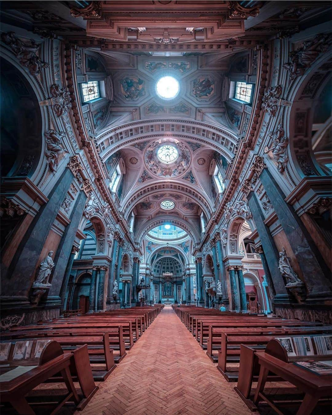 @LONDON | TAG #THISISLONDONさんのインスタグラム写真 - (@LONDON | TAG #THISISLONDONInstagram)「It isn’t St Paul’s taking the limelight this time... instead, have you heard of #BromptonOratory captured here by @sarahjanefouracres?! 😍😱 Sitting in #Knightsbridge is this neo-classical Roman Catholic Church. Built in 1884, Brompton was a village back then, now more commonly known as #SouthKensington. This building was also once used by Soviet spies during the Cold War as a dead drop - a place to pass secret information between people and in order to communicate with Moscow! Fascinating! Thanks for the pic @sarahjanefouracres 👌🏼 // #thisislondon #londonlife #london #brompton」9月1日 0時09分 - london