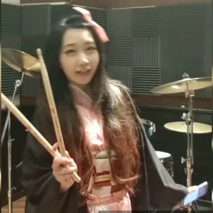 みさこのインスタグラム：「【アニメ 鬼滅の刃 OP】LiSA−紅蓮華 TV尺 叩きつつ歌ってみた 👹注意👹▷コスプレ/諸々一発撮り&録り低クオリティ ※オケはこちらのやへーさんのものをお借りしました（https://youtu.be/YNTb9A1wWUA）#anime #drums #鬼滅の刃」