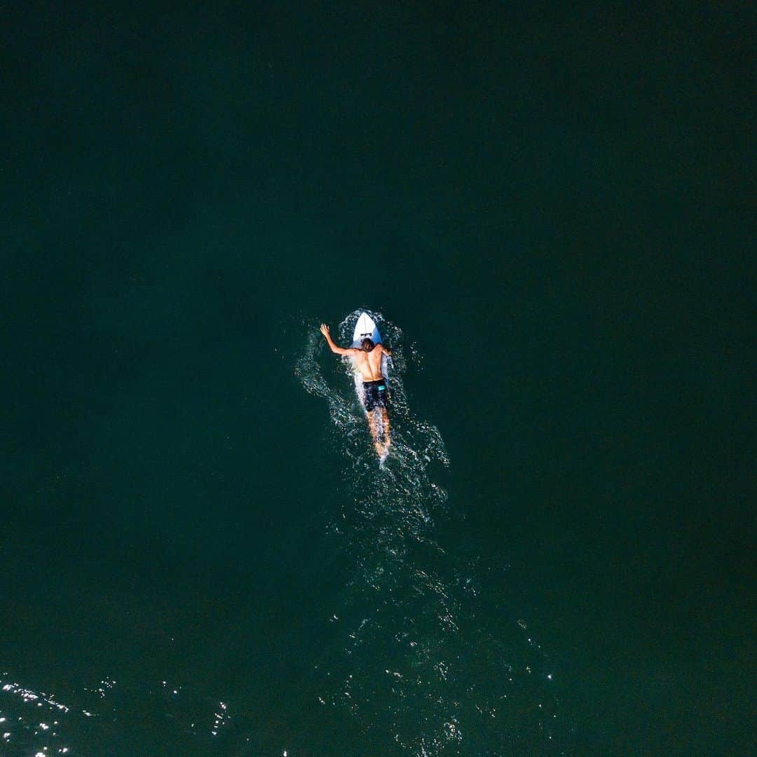 のインスタグラム：「With great enjoyment comes great responsibility. #ProtectYourHappyPlace @ryancallinan @surfrider #Sanuk #SmilePassItOn」