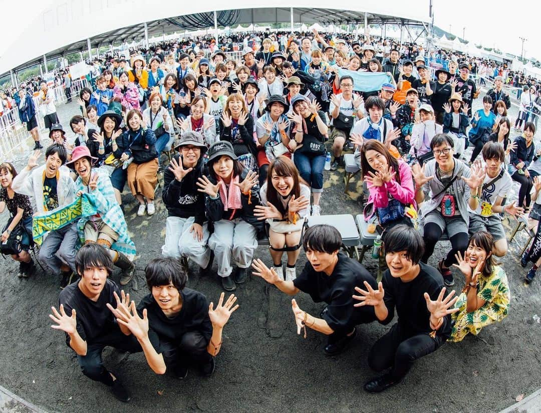 三原勇希さんのインスタグラム写真 - (三原勇希Instagram)「#sweetloveshower2019 初日はヨルジュウファミリーのライブがたくさん！ ライブ見つつ、ヨルジュウのロケやトークショーも同時進行、あっこゴリラのステージではGEN&R-指定とのコラボに、私も飛び入り。笑 GRRRLISMのフラッグをこれでもかと振りました🔥あっこありがとう〜😭憧れのウルトラジェンダーだよ。 2日目はOKAMOTO'Sも出演！FORESTステージのトリ、後ろまでびっしり、すごい光景でした。みんないいライブだった〜😭❣️ 次回の #ヨルジュウ でレポートが流れるので是非観てね！🙏」9月1日 0時16分 - yuukimeehaa