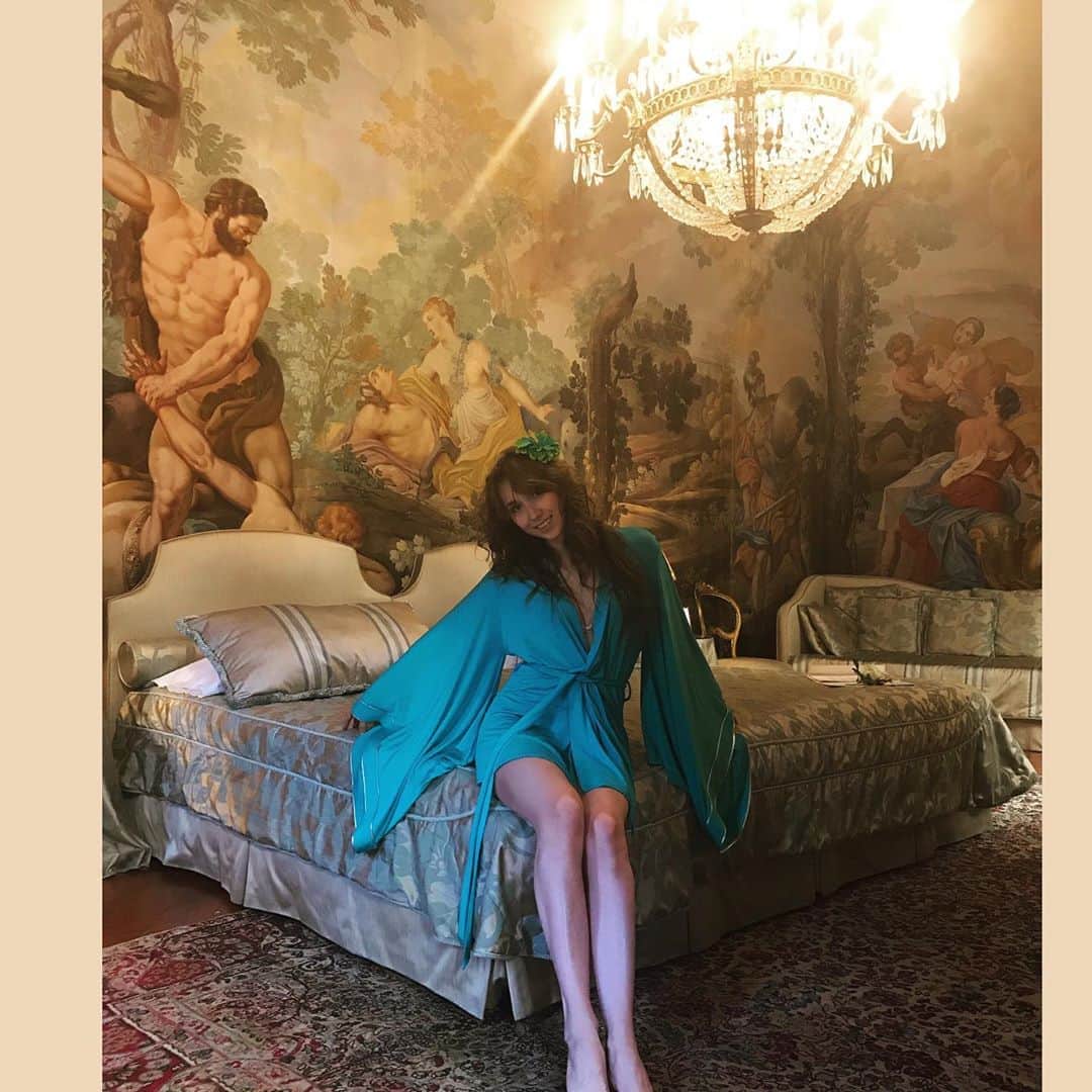 アンジェリーク・アバチキナのインスタグラム：「Потерянная Кузина Медичи 😅🤪 #florence #italy #florenceitaly #hotel #renaissance #paintings #vacation #rest #piazzapittipalace #piazzapittifirenze #piazzapitti」