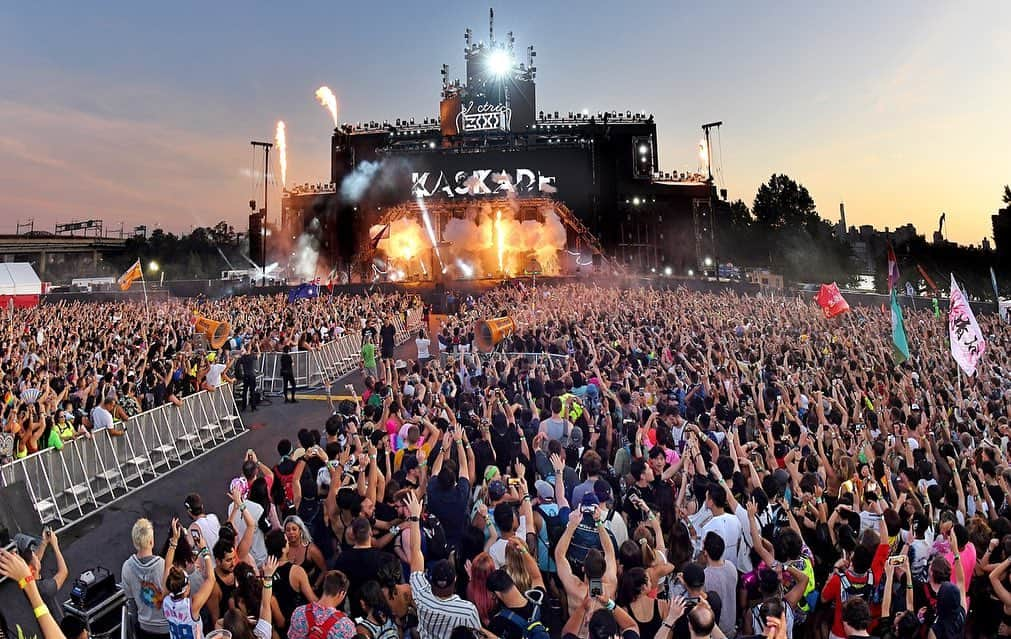 カスケイドさんのインスタグラム写真 - (カスケイドInstagram)「NEW YORK CITY with the sunset!  What a vibe! —————————————— •  New York you have been so good to me, THANK YOU!  From the epic Brooklyn Mirage show to last nights @electriczoony set - this year with you has been incredible.  So I am stoked to announce that I will be closing out 2019 with you here in NYC at Terminal 5 for New Years Eve!!! 💥💥💥 Now lets go finish summer in style - have a great Labor Day weekend everyone.」9月1日 0時34分 - kaskade