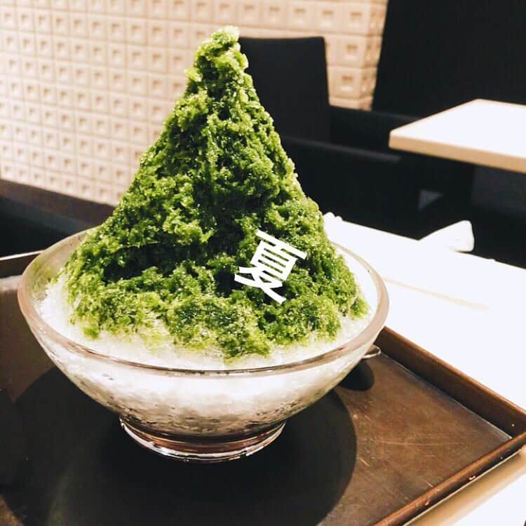 和田安佳莉のインスタグラム：「うちの近所のかき氷屋さんも、連日見事なまでの大行列を為していますが 私はこれに優るかき氷を未だ嘗て食べたことがない。 . 夏も終わり年末まで後4ヶ月。 ホラーだね。 . #夏 #終わり #食べおさめ #ほぼ仕事しかしていない #あっという間劇場 #安定の #とらや #抹茶 #宇治金時 #濃厚 #レジェンド #大好き #通いすぎ #最近 #スイーツインスタみたくなっていますが #全く映えてない件 #何故 #美味しいは正義 #かき氷 #カキ氷 #抹茶味」