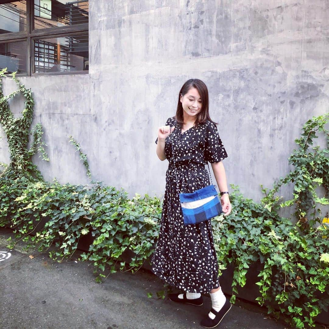 美甘子さんのインスタグラム写真 - (美甘子Instagram)「REISMのリメイクサコッシュワークショップに参加しました。着なくなった服をリメイクしてサコッシュに。持って行ったのが洋服の生地の端切れだったので、接いで縫ってつくりました。裏はデニムです。切れっぱしも味です。簡単にできたので、家でもやってみたいと思います！！REISMさんありがとうございます😊 #reism_jp  #REISM  #reismstand  #reismworkshop  #リメイクサコッシュ #サコッシュ」9月1日 0時38分 - rekish_mikako