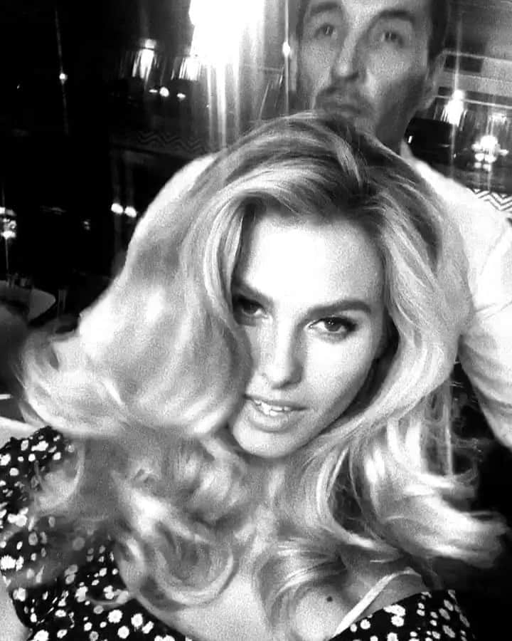 ナタリー・ジェーン・ローザーのインスタグラム：「Getting that G L A M 🌟 On set for @marciano @guess #ComingSoon 🎬 #GuessGirl beauty by @erikareno_artistry & @robertsteinkenhair」