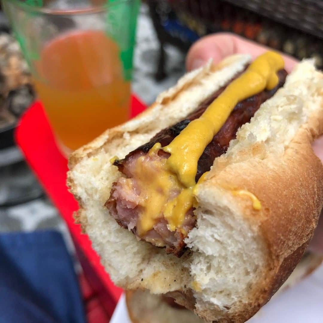 ジョンソンヴィルのインスタグラム：「Take a bite into #LaborDayWeekend with some of our favorite #BratShots. Kicking off our cookout cravings with the basics, because sometimes that's all you need. Thanks for this shot, @boozenbbq  It just wouldn’t be summer without devouring a couple of these Johnsonville Beddar Cheddar sausages, one of our weaknesses and hazy IPA of course... johnsonville johnsonvillecanada sierranevada #johnsonvillebeddarcheddar #johnsonville  #cheddarsausage #bbq #summer #hazyipa #hazylittleipa #boozenbbq #bbqlife #craftbeer #getinmybelly (via @boozenbbq)」