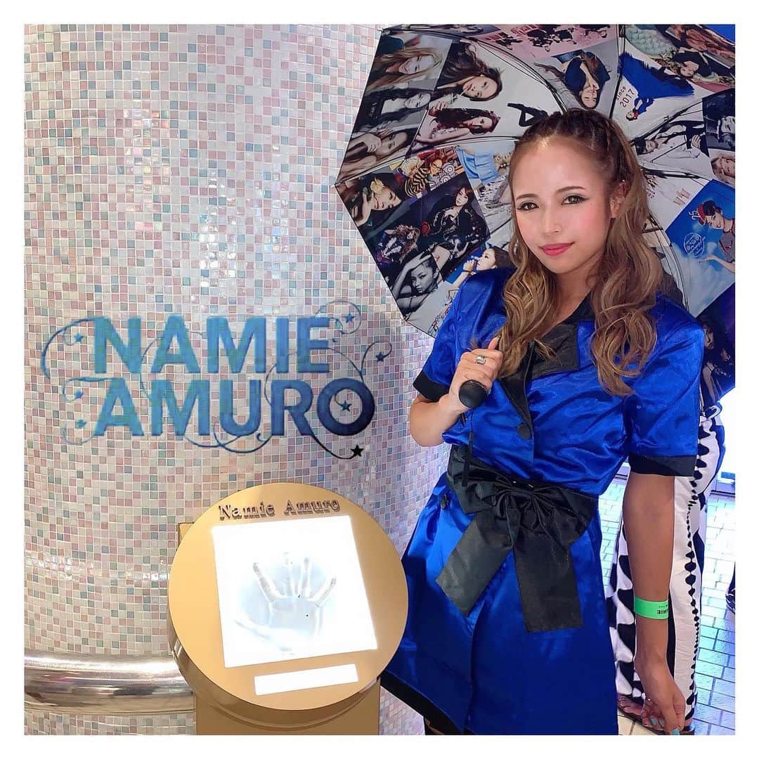 のインスタグラム：「. . 今日は東京渋谷パーティバスで AmuroNamieNightにてDJ🌃✨ . 109下にある安室ちゃんの手形の 所での写真📸 . #AmuroNamie #安室奈美恵 #安室奈美恵ナイト #AmuroNamieNight #可愛い #小さい時から憧れ #大好き #109 #bestfiction #衣装 #newlook #コスプレ」