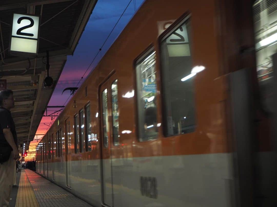 伊藤桃さんのインスタグラム写真 - (伊藤桃Instagram)「小倉沙耶さんと訪れた#山陽電鉄 の旅投稿もいよいよラスト☺︎ 🚃 林崎松江海岸駅からまた列車にむかって先へ先へ‥ 時期は8月の頭。台風の直前。 まるでも燃えるようなムラサキ。 夏の1日のおわり。初めて訪れる街に広がる夕陽にただただ心を奪われてました。 🚃 せっかくのフリーきっぷ。もちろん、#網干線 にものりました。 終点の山陽網干駅では、大好きな渋い居酒屋さんもさやさんにご一緒していただきました。 訪れたのは笑の家 さん。 まるで小津安二郎監督の映画に出てきそうな上品で素敵なお母さんが出迎えてくれました。 お手製のお惣菜の盛り合わせがお通しで、やはり関西ならではのたこ焼きもたべたよ！ 🚃 大満足のあとは山陽姫路駅へむかい、無事完乗達成✨ 改めて、始発で18きっぷで東京に旅立ってからのここまで乗り鉄楽しめるのすごいよね！☺︎ 楽しかったな♡ #sunset_love #sunset_pics  #夕焼け空」9月1日 0時46分 - itomomo_tetsu
