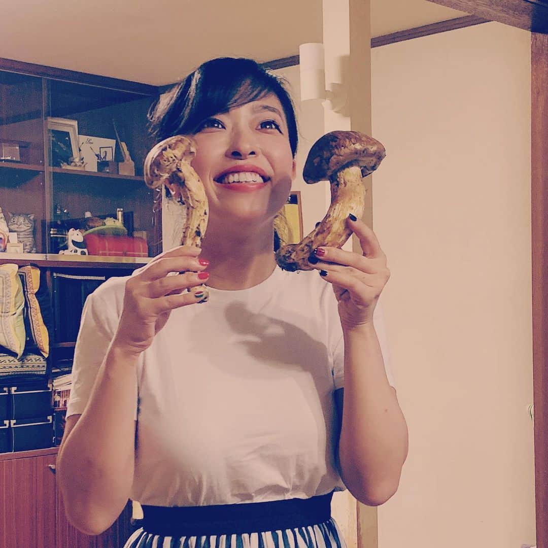 SATOKOさんのインスタグラム写真 - (SATOKOInstagram)「松茸フィーバー。 初物…。ブータン産(๑˃̵ᴗ˂̵) 枝幸の大好きな友だちも来た♡ #松茸」9月1日 0時53分 - fc_satoko
