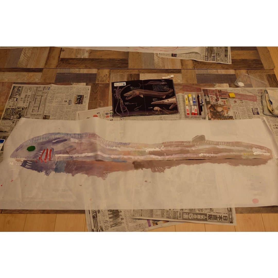 空木マイカさんのインスタグラム写真 - (空木マイカInstagram)「最近、深海魚にハマっている兄がラブカを作りたいと言うので、もう使わなくなった障子紙で作りました。前の家に敷いてた床のマットは工作用にとっておいて正解🙆‍♀️立体にしたいと言うので、後ろにも紙つけて中に新聞を入れました💡デカいのができたー！ #お兄ちゃん作品集  #今日はちょっと母もお手伝い #妹ちゃん作品集  #子どものいる暮らし  #3歳 #5歳」9月1日 0時55分 - maika_utsugi