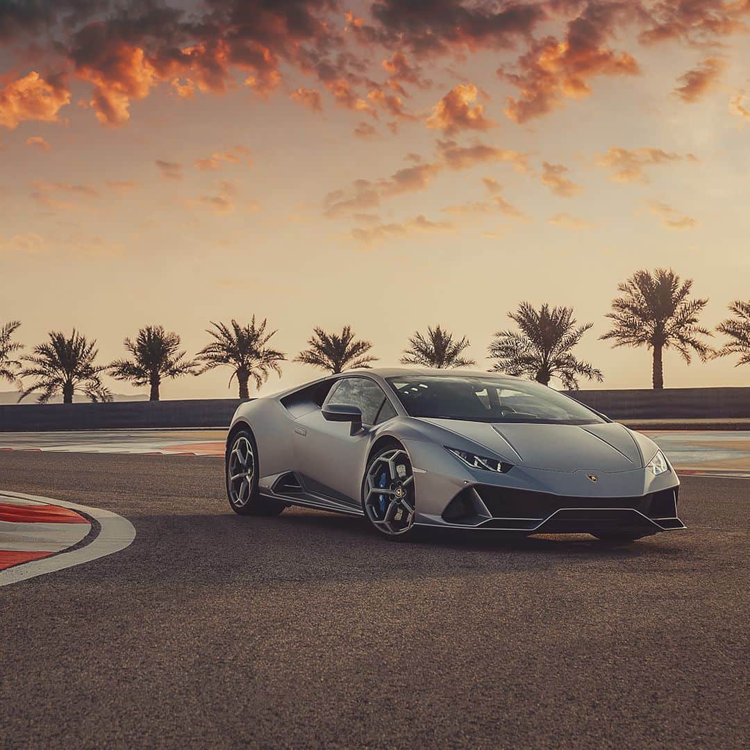 ランボルギーニのインスタグラム：「Emotions rise as the sun goes down. It’s Lamborghini Huracán EVO.  #Lamborghini #HuracanEVO #Sunset #EveryDayAmplified」